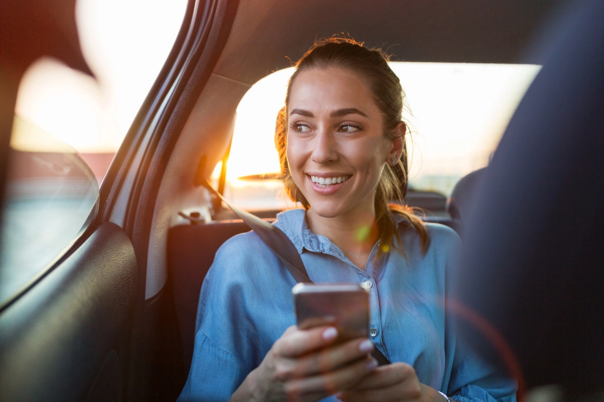 chica con movil en taxi