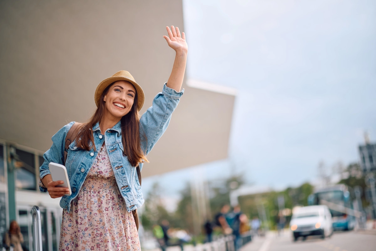 mujer espera taxi