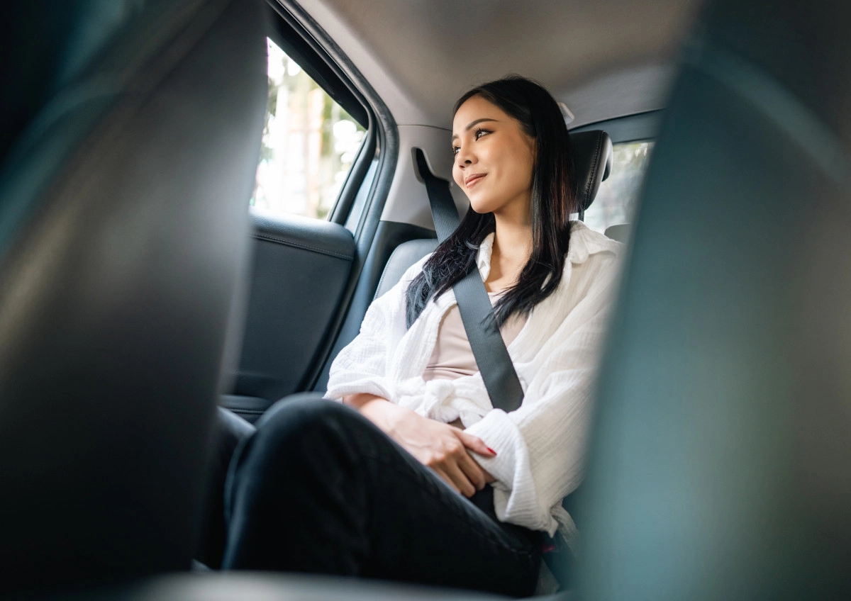 viajero en taxi y conductor alegre