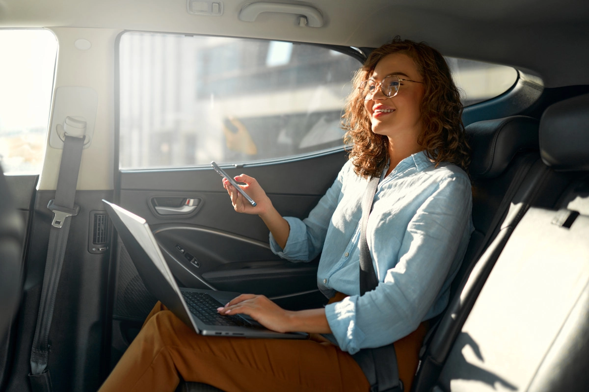 mujer empleada en taxi