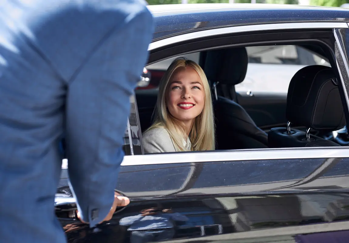 mujer contenta sale de taxi