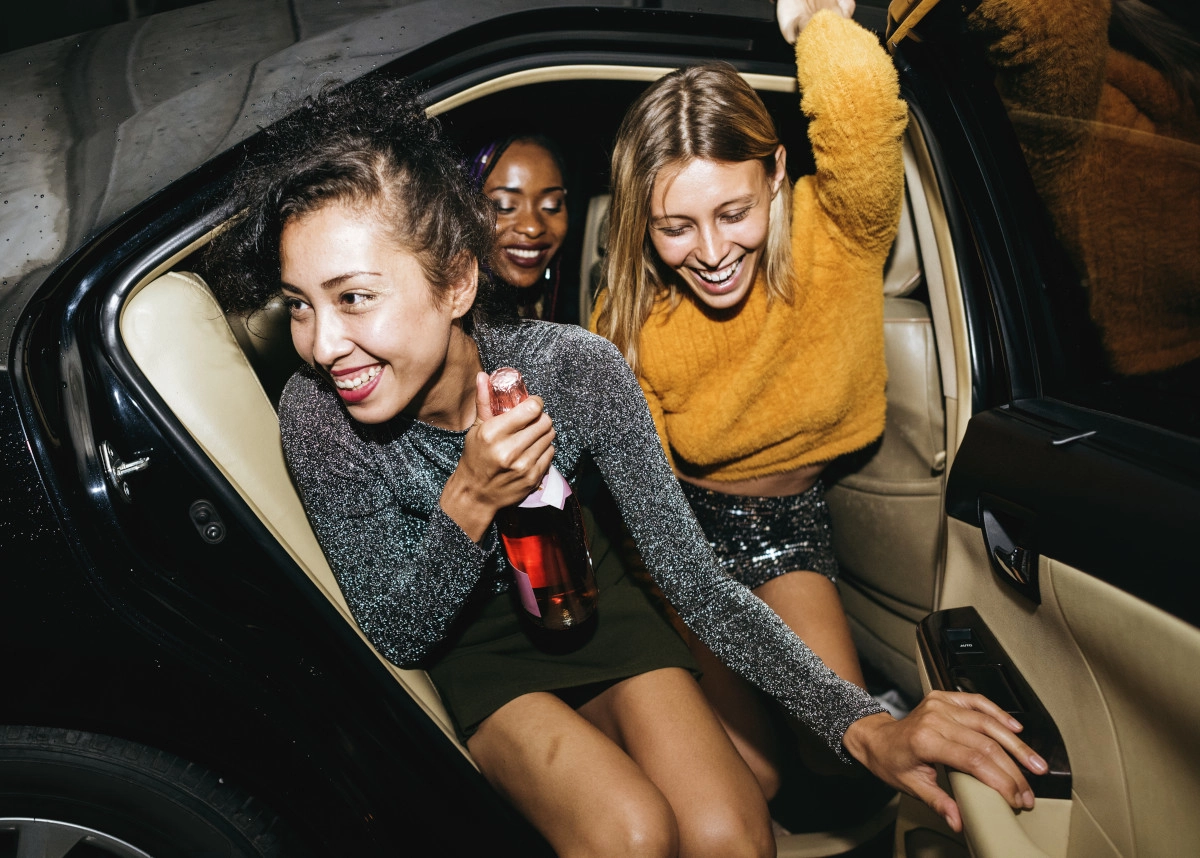 chicas se van de fiesta en taxi